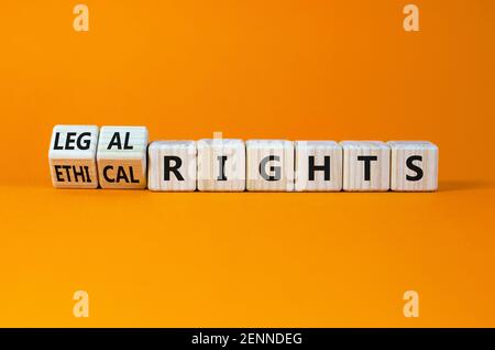 Symbol für ethische oder rechtliche Rechte. Drehte Holzwürfel und änderte Wörter ethische Rechte zu gesetzlichen Rechten auf einem schönen orangen Hintergrund. Business, Ethik Stockfoto