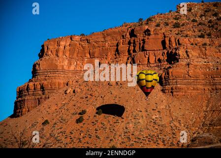 Heißluftballons am kobaltblauen Himmel über den roten Felsklippen von Kanab, Utah, USA. Diese kleine Stadt ist berühmt für ihre westliche Atmosphäre. Stockfoto