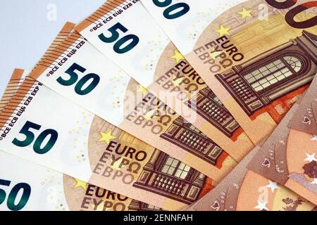 Deutschland, 2021. Februar - 50 Euro-Banknoten mit Mario Draghis Unterschrift, Komposition Stockfoto