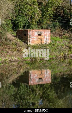 Pillbox FW3/26 verwendet, um das Kennet und Avon Kanal Aquädukt während des Zweiten Weltkriegs zu schützen Avoncliff, Bradford on Avon, Wiltshire, England, Großbritannien Stockfoto