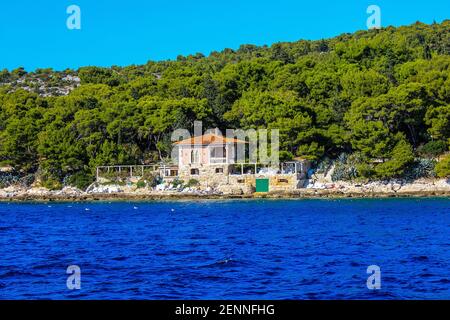 Hvar, Kroatien - 2. Oktober 2011: Blick auf eine Villa in der Nähe der Insel Hvar an einem sonnigen Tag Stockfoto