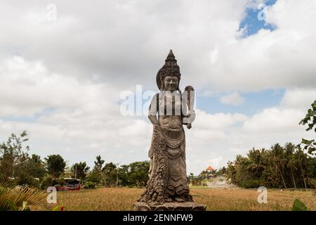 Die Statue der Göttin am Eingang des Heiligen Affenwaldes Auf Bali Stockfoto