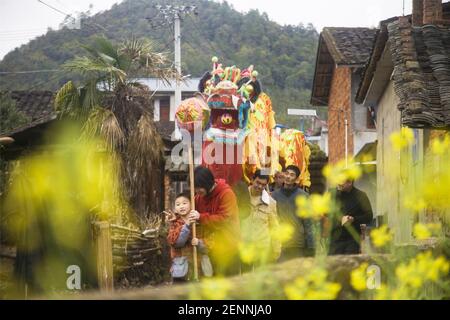 Sanming, Chinas Provinz Fujian. Februar 2021, 26th. Parade der Anwohner zur Feier des Laternenfestes im Bezirk Jiangle, südöstlich der Provinz Fujian in China, 26. Februar 2021. Verschiedene Aktivitäten wurden in ganz China zur Feier des Laternenfestes am Freitag, dem 15th. Tag des ersten Monats des chinesischen Mondkalenders, abgehalten. Quelle: Dong Guansheng/Xinhua/Alamy Live News Stockfoto