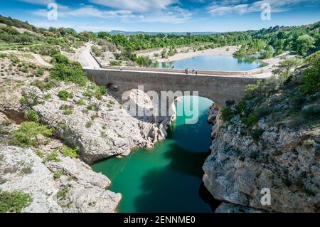 Pont du Diable über dem Fluss Herault, bei Saint Jean de Fos, in Herault, in Okzitanien, Frankreich Stockfoto