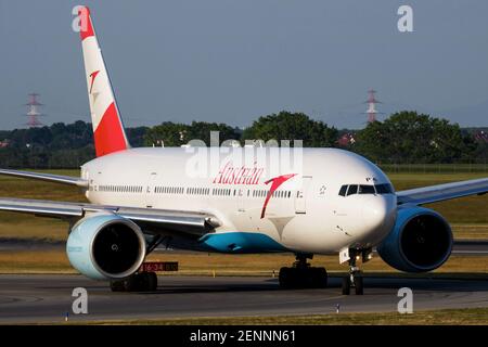 Austrian Airlines Boeing 777-200 OE-LPA Passagierflugzeug Ankunft und Landung Am Flughafen Wien Stockfoto