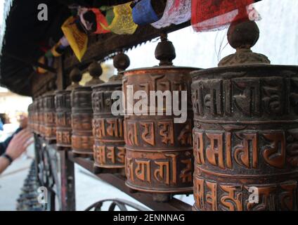 Entdecken Sie die nepalesische Kultur, indem Sie das Gebetsrad drehen Stockfoto