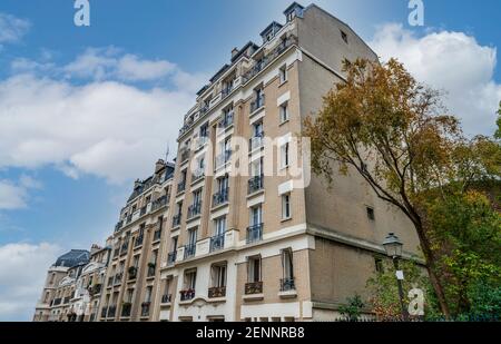 Typisches Wohnhaus im Montmartre-Viertel, in Paris, Frankreich Stockfoto