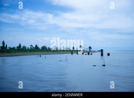 Der Fluss mündet in das Meer Stockfoto