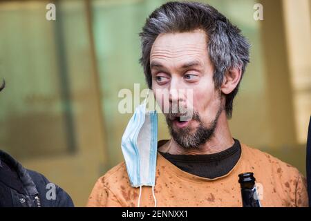 London, Großbritannien. Februar 2021, 26th. Swampy (Daniel Hooper, 48) lacht, als er Westminster Magistrate Court verlässt. Mit anderen Letzten. Ein kleines Bad voller Ruhm mit dem Fotografen und eine Begrüßung von Mitaktivisten und Freunden organisiert erwartet ihn. Stockfoto