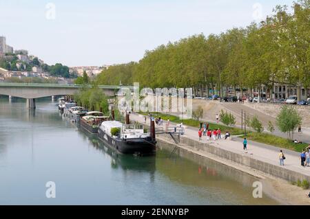 An den Ufern der Rhone wurden Lastkähne gefesselt Stockfoto