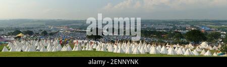 Ein breiter Panoramablick über Tipis und ein Meer von Zelten auf dem Glastonbury Festival, Somerset, Großbritannien im Jahr 2009. Stockfoto