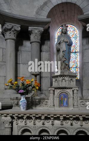 Religiöse Figur vor einem Glasfenster, Eglise Saint-Etienne, Nevers, Nièvre, Burgund, Frankreich Stockfoto