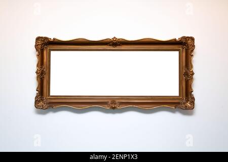 Elegante alte weiße Bilderrahmen-Vorlage, leer innen. Eleganter breiter Malrahmen, der an der Wand hängt, Kopierraum, Mockup. Einfacher Bilderrahmen, Stockfoto