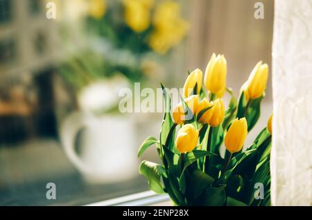 Bouquet von gelben Tulpenblüten auf Fensterbank Stockfoto