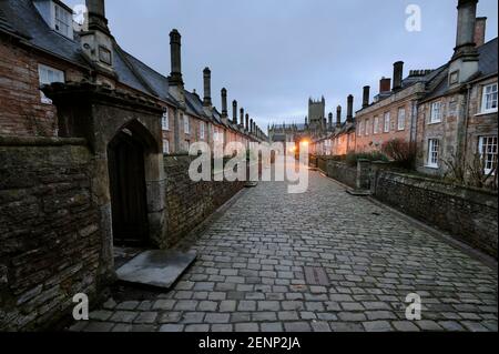 Vicars' Close in Wells, Somerset, an einem grauen Wintermorgen. Stockfoto