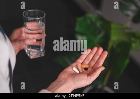 Frau, die verschiedene Pillen. Nahrungsergänzungsmittel Konzept. Stockfoto