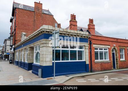 Rhyl, Denbighshire; Großbritannien: 21. Feb 2021: Das ehemalige Costigans Pub wurde renoviert und in Geschäftseinheiten umgewandelt. Stockfoto