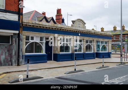 Rhyl, Denbighshire; Großbritannien: 21. Feb 2021: Das ehemalige Costigans Pub wurde renoviert und in Geschäftseinheiten umgewandelt. Stockfoto