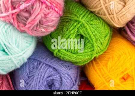 Der Stapel von bunten Strickgarn clews Nahaufnahme Bild. Stockfoto