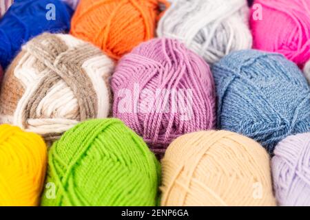 Der Stapel von bunten Strickgarn clews Nahaufnahme Bild. Stockfoto