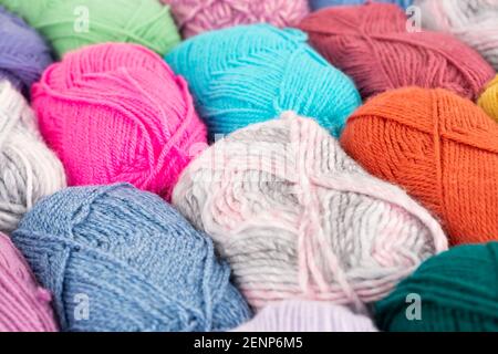 Der Stapel von bunten Strickgarn clews Nahaufnahme Bild. Stockfoto