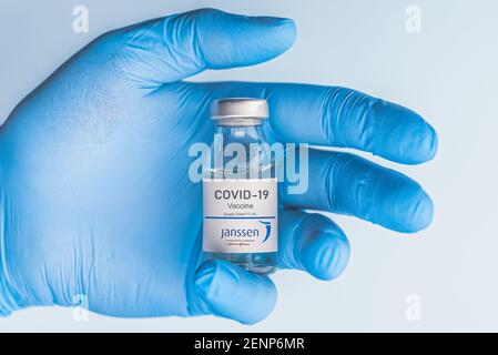 Izmir, Türkei - Januar 17 2021: Coronavirus-Impfstoff-Konzept und Hintergrund. Arzt hält Janssen-Impfstoffflasche in der Hand. Covid-19, 2019-NCoV Stockfoto