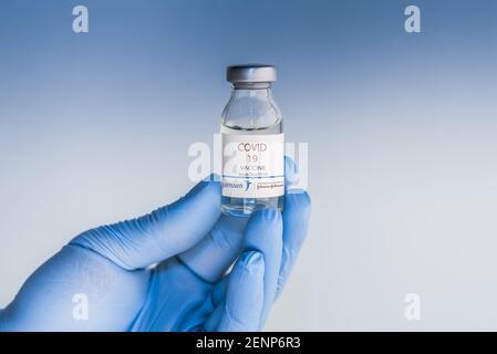 Izmir, Türkei - Januar 17 2021: Coronavirus-Impfstoff-Konzept und Hintergrund. Arzt hält Janssen-Impfstoffflasche in der Hand. Covid-19, 2019-NCoV Stockfoto