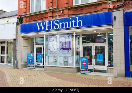 Rhyl, Denbighshire; Großbritannien: 21. Feb 2021: Die Rhyl-Niederlassung von W H Smith liegt an der High Street. Hier ein Einwegsystem für Kunden zu betreiben Stockfoto