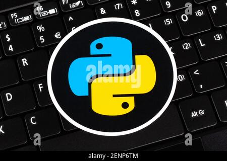 Python Programmiersprache rund Logo Aufkleber, Symbol-Label auf einer Laptop-Tastatur, Nahaufnahme, Draufsicht. Einfaches Programmiertechnikkonzept Stockfoto