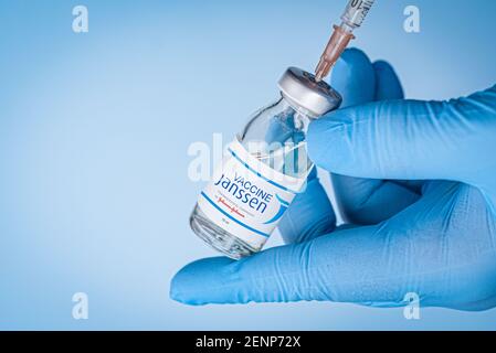 Izmir, Türkei - Januar 17 2021: Coronavirus-Impfstoff-Konzept und Hintergrund. Arzt hält Janssen-Impfstoffflasche in der Hand. Covid-19, 2019-NCoV Stockfoto