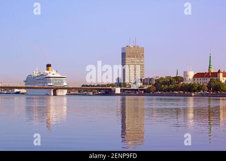 Blick auf Kreuzfahrtschiff, Gebäude des Landwirtschaftsministeriums, Daugava Fluss und Rigaer Schloss (rechts) in Riga, Lettland. Das Schloss wurde 1330 gegründet Stockfoto