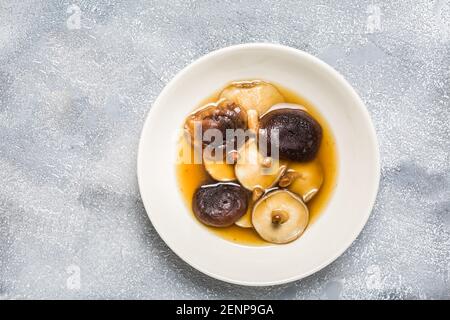 Shiitake Pilze mit Brühe in Schüssel. Basis für japanische Ramen-Suppe. Stockfoto