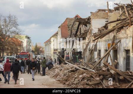 Ein katastrophales Erdbeben von 6,3 traf Petrinja und war in den meisten Ländern zu spüren. Bisher starben 7 Menschen beim Erdbeben. Auf dem Foto: Menschen Stockfoto