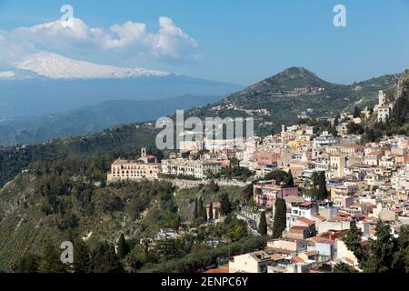 Italien, Sizilien, Taormina, Blick auf die Stadt und den Ätna Stockfoto
