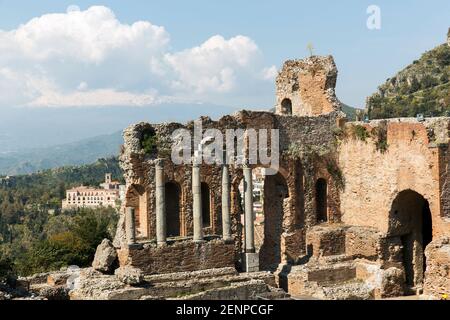 Italien, Sizilien, Taormina, das griechische Theater, mit der Stadt Taormina und dem Ätna im Hintergrund. Stockfoto
