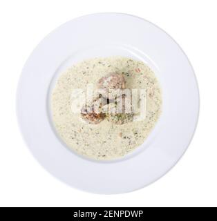 Fleischbällchen in weißer Sauce mit Kräutern. Isoliert auf weißem Hintergrund. Stockfoto