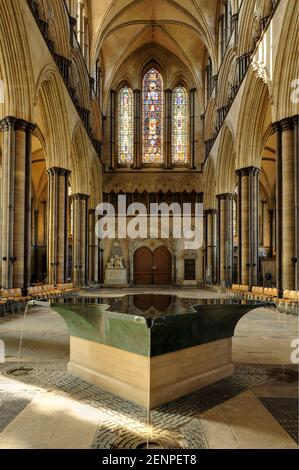 Die Schrift, entworfen von William Pye, im Kirchenschiff der Salisbury Cathedral, Wiltshire, Großbritannien Stockfoto