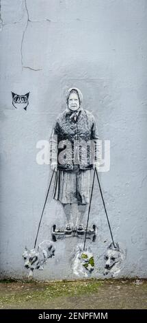 Whitsable, Kent, UK, Februar 2021 - Street Art von Queen Elizabeth auf einem Hoverboard, von catman, in der Küstenstadt Whitstable, Kent, UK Stockfoto