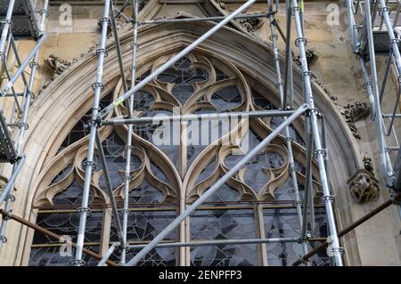 Gerüst vor Buntglasfenstern, Cathédrale St-Cyr-Sainte Julitte, Nevers, Nièvre, Bourgogne, Frankreich Stockfoto