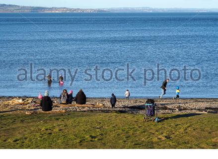 Edinburgh, Schottland, Großbritannien. Februar 2021, 26th. Granton Harbour und Wardie Bay mit Blick über die Forth Estuary an einem kalten und sonnigen späten Nachmittag. Kredit: Craig Brown/Alamy Live Nachrichten Stockfoto