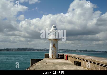 Leuchtturm am Ende der Wellenbrecher in Brixham Harbour, South Hams, Devon, UK. Stockfoto