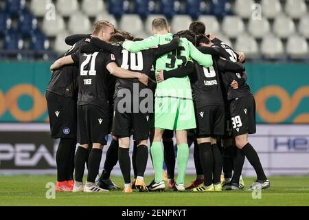 Darmstadt, Deutschland. Februar 2021, 26th. Fußball: 2nd Bundesliga, Darmstadt 98 - Karlsruher SC, Matchday 23 im Merck Stadium. Karlsruhe macht sich bereit für das Spiel. Kredit: Thomas Frey/dpa - WICHTIGER HINWEIS: Gemäß den Bestimmungen der DFL Deutsche Fußball Liga und/oder des DFB Deutscher Fußball-Bund ist es untersagt, im Stadion und/oder des Spiels aufgenommene Fotos in Form von Sequenzbildern und/oder videoähnlichen Fotoserien zu verwenden oder zu verwenden./dpa/Alamy Live News Stockfoto