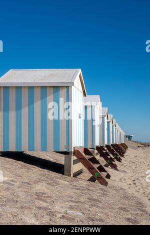 Gestreifte Strandhütten in Hardelot, Frankreich. Stockfoto