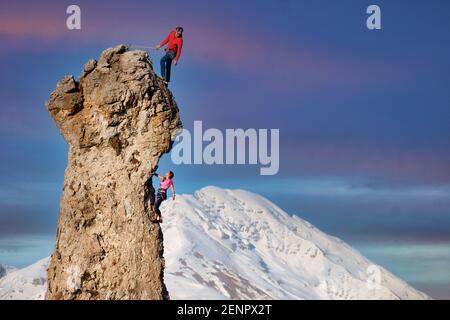 Männliche und weibliche Kletterer mit der Führung, die sichert Der Partner Stockfoto