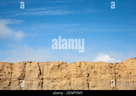 Steile Sandsteinwand und blauer Himmel Hintergrund in Spanien Andalusien Stockfoto