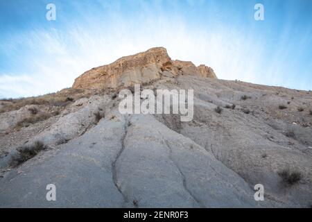 Sandsteinhügel und blauer Himmel Hintergrund in Spanien Andalusien Stockfoto