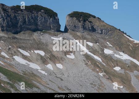 Früher Frühling auf dem Loser Berg mit schmelzendem Schnee und Felsformationen an einem sonnigen Tag, Altaussee, Loser, Salzkammergut, Österreich Stockfoto