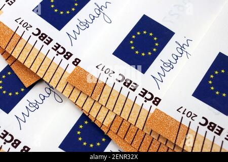 Deutschland, 2021. Februar - 50 Euro-Banknoten mit Mario Draghis Unterschrift, Komposition Stockfoto