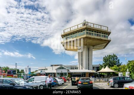 Brutalist architecture der Pennine Turm von Lancaster Forton Services auf der Autobahn M6 in 1965 geöffnet. Stockfoto