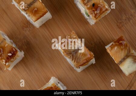 Holzbrett mit Drachen Sushi Rollen mit Aal Hintergrund Stockfoto